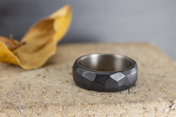 Anillo martillado de Grafito y Titanio (01301_7N)