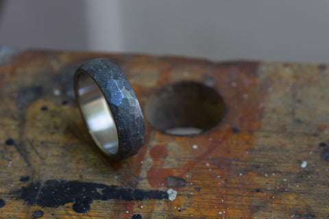 Anillo de Titanio y Resina martillada (01303_7N)