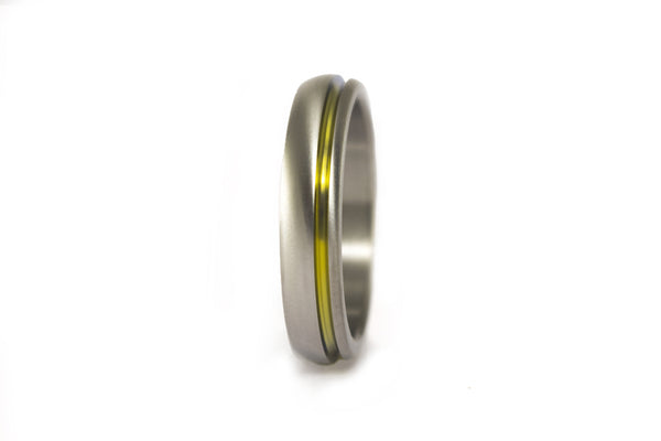 Set de Anillos de Titanio mate con línea anodizada en dorado (00019_4N7N)