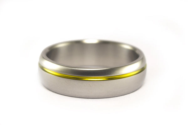 Set de Anillos de Titanio mate con línea anodizada en dorado (00019_4N7N)