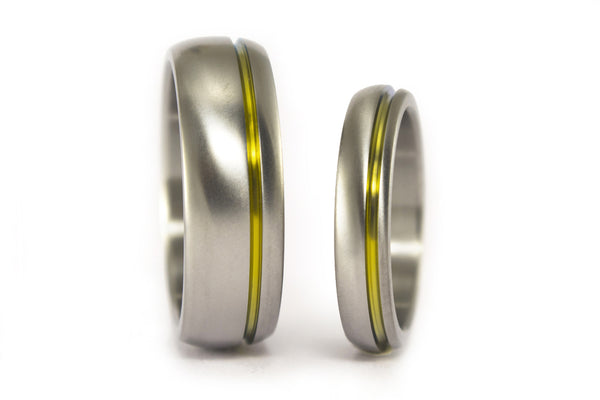 Set de Anillos de Titanio mate con línea anodizada en dorado (00019_4N7N)