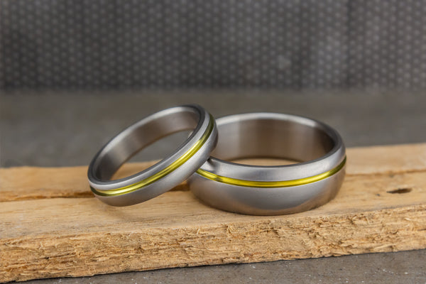 Set de Anillos de Titanio mate con línea anodizada en dorado (00019_4N7N)