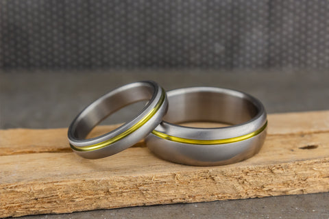 Set de Anillos de Titanio mate con línea anodizada en dorado (00019_4N7N)