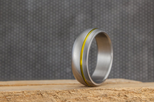 Set de Anillos de Titanio mate con línea anodizada en dorado (00019_4N7N)