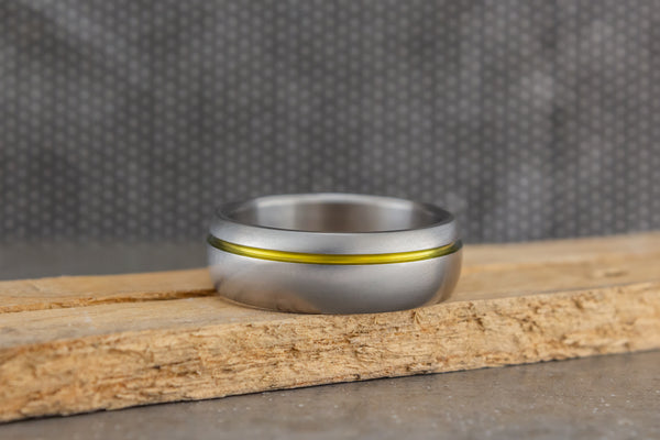 Set de Anillos de Titanio mate con línea anodizada en dorado (00019_4N7N)