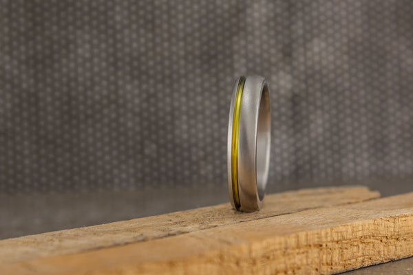 Set de Anillos de Titanio mate con línea anodizada en dorado (00019_4N7N)