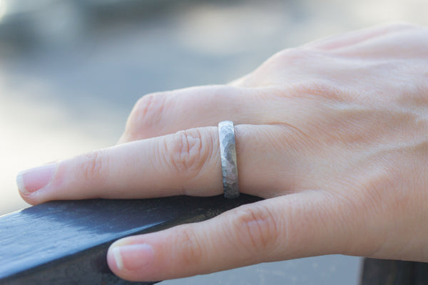 Anillo Titanio martillado (00021_4N)