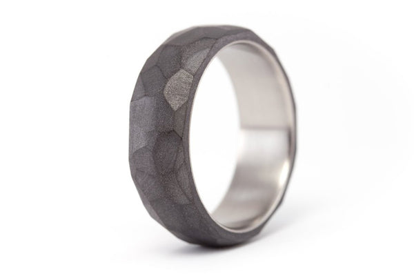 Anillo martillado de Grafito y Titanio (01301_7N)