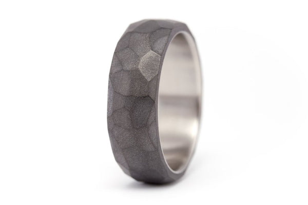 Anillo martillado de Grafito y Titanio (01301_7N)