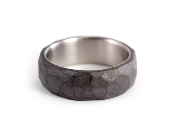 Anillo martillado de Grafito y Titanio (01301_7N)