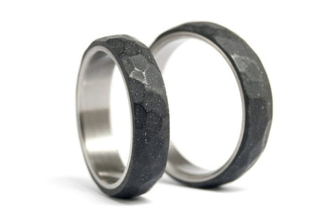 Conjunto de alianzas de Titanio y Concreto negro martillado (00703_4N4N)