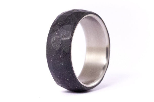 Anillo de Titanio y Concreto martillado (00703_8N)