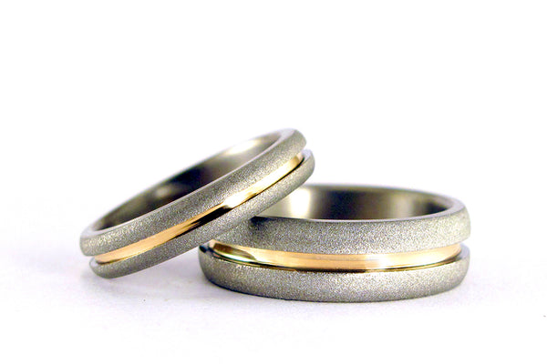 Set alianzas Titanio arenadas y Oro amarillo 18k (01558_4N7N)