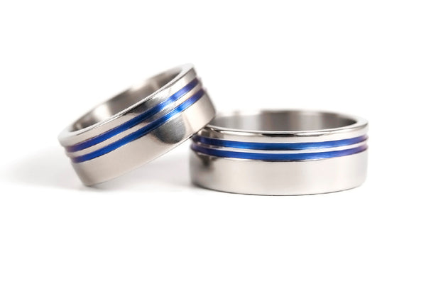 Set alianzas Titanio pulidas con líneas azules (00027_7N8N)