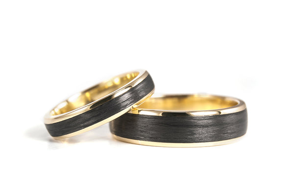 Set de alianzas Oro 18K y Fibra de Carbono (04710_4N6N)