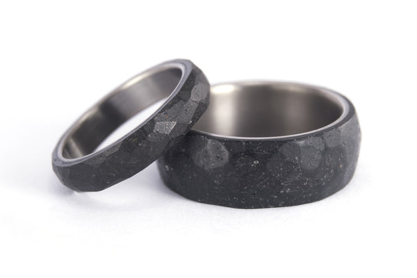 Conjunto de alianzas de Titanio y Concreto negro martillado (00703_4N7N)