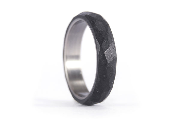 Conjunto de alianzas de Titanio y Concreto negro martillado (00703_4N7N)