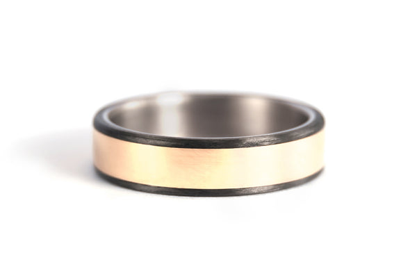 Anillo de Titanio, Oro amarillo 18k y Fibra de Carbono (00556_6N)