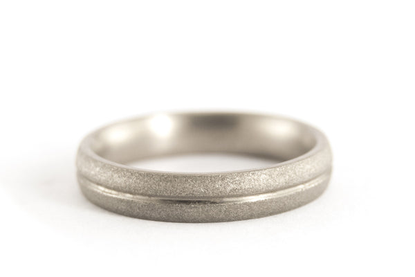 Anillo titanio arenado y línea pulida (00008_4N)