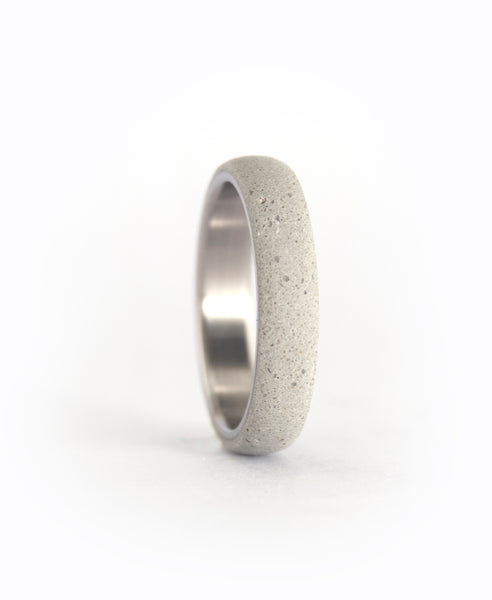 Conjunto de alianzas de Titanio y Concreto gris (00706_4N7N)